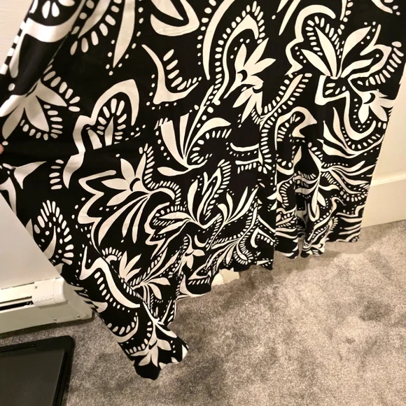 Vince Camuto Black and White Floral Maxi Dress In Size (M) - Picture 8 of 8